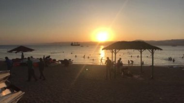 Akabe, Ürdün - 15 Ekim 2019: Kızıl Deniz Bölüm 2 'nin akşam plajında turistler