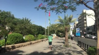 Akabe, Ürdün - 15 Ekim 2019: Turistler şehrin sokaklarından geçiyor