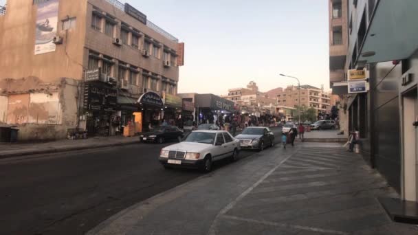 Aqaba, Jordania - 15 de octubre de 2019: los turistas caminan por la ciudad nocturna — Vídeos de Stock