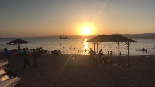 Akaba, Jordanien - 15 oktober 2019: turister på kvällsstranden vid Röda havet del 2 — Stockvideo