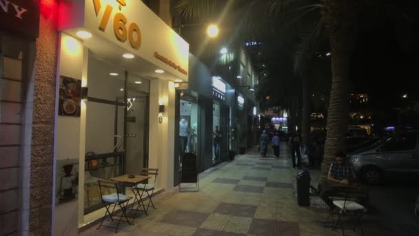 Aqaba, Jordania - 15 de octubre de 2019: los turistas caminan por la noche parte 9 de la ciudad — Vídeos de Stock