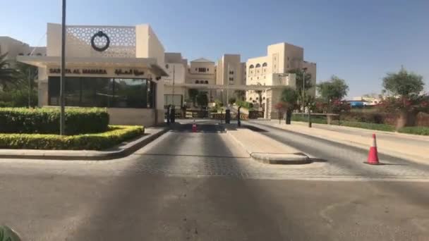 Aqaba, Jordania - Vista de la ciudad desde la ventana de un coche en movimiento parte 2 — Vídeos de Stock
