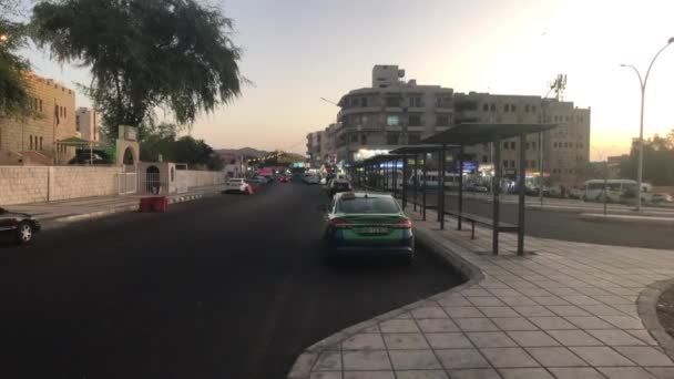 Aqaba, Jordania - 15 de octubre de 2019: los turistas caminan por la noche parte 2 de la ciudad — Vídeo de stock