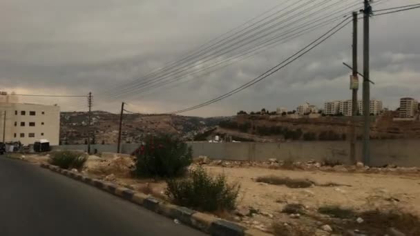 Amman, Jordanie - Vue de la fenêtre de la voiture aux rues de la ville — Video