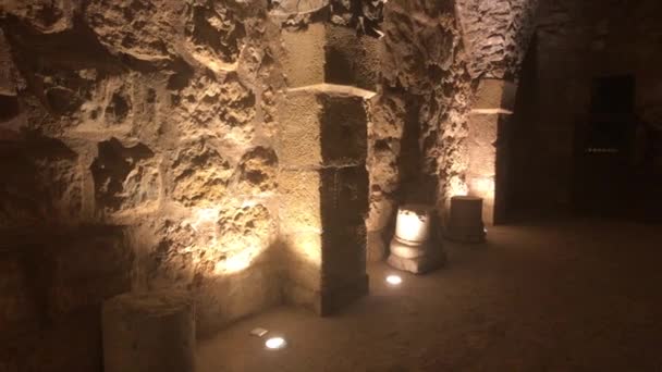 Ajloun, Jordan - kőszobák megvilágítással a régi vár része 11 — Stock videók