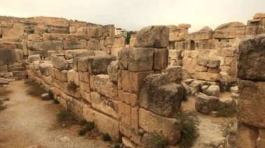 Irak al Amir, Ürdün - 10. bölümün taş duvarları