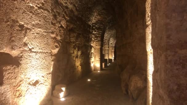 Ajloun, Jordan - kőszobák megvilágítással a régi vár része 2 — Stock videók