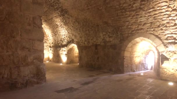 Ajloun, Ürdün - eski şatonun 10. bölümünde aydınlatma olan taş odalar — Stok video