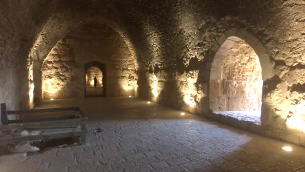 Ajloun, Giordania - camere in pietra con illuminazione nel vecchio castello parte 12 — Video Stock