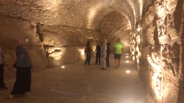 Ajloun, Jordânia - 15 de outubro de 2019: os turistas caminham pelos terrenos do antigo castelo parte 4 — Vídeo de Stock