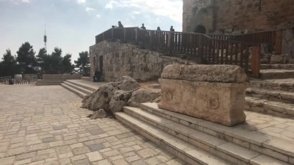 AjloAjloun, Jordania - 15 de octubre de 2019: los turistas ven las vistas de la antigua fortaleza parte 4 — Vídeos de Stock