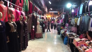 Amman, Ürdün - 15 Ekim 2019: Turistler 7. Cadde 'deki dükkanlarda gece boyunca yürüyorlar.