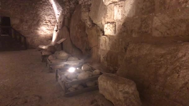 Ajloun, Jordania - kamienne pokoje z oświetleniem w starej części zamku 6 — Wideo stockowe