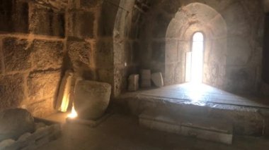 Ajloun, Ürdün - eski şatonun 5. bölümünde aydınlatma olan taş odalar