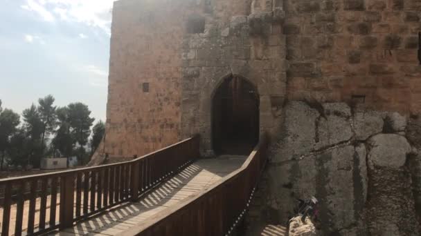 Ajloun, Jordânia - paredes de pedra do castelo histórico parte 5 — Vídeo de Stock