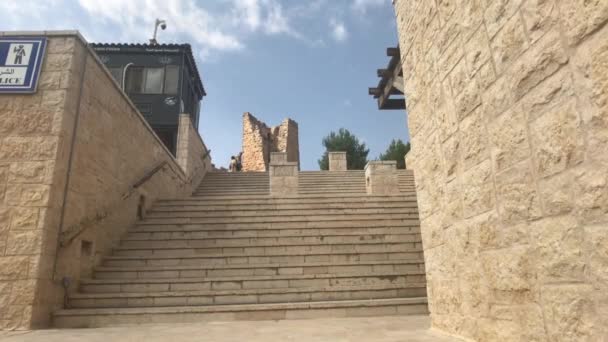 Ajloun, Jordania - empinada escalera a la fortaleza — Vídeos de Stock