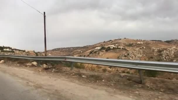 Irak al Amir, Jordanien - utsikt över bergsgropar från en byväg del 7 — Stockvideo