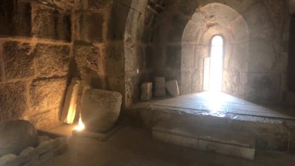 Ajloun, Jordan - кам "яні кімнати з освітленням у старій частині замку 5 — стокове відео