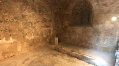 Ajloun, Ürdün - Eski şatonun 17. bölümünde aydınlatmalı taş odalar