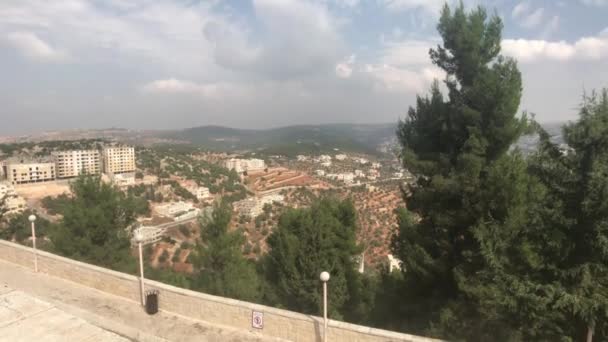 Ajloun, Jordânia - Vista da altura da fortaleza para a cidade — Vídeo de Stock