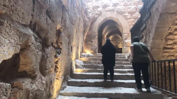 Ajloun, Giordania - 15 ottobre 2019: i turisti camminano attraverso i giardini del vecchio castello parte 5 — Video Stock