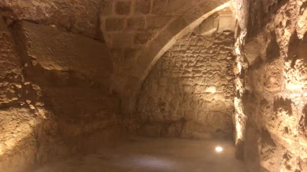 Ajloun, Jordania - salas de piedra con iluminación en el antiguo castillo — Vídeos de Stock