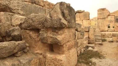 Irak al Amir, Ürdün - 8. Bölümün taş duvarları