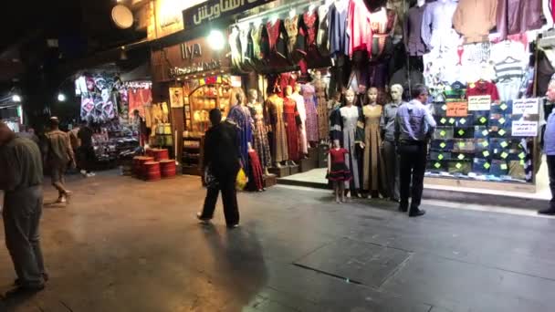Amman, Jordanië - 15 oktober 2019: toeristen lopen door de nachtstad langs winkels par 5 — Stockvideo