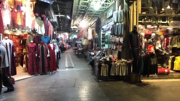 Amman, Jordanien - 15 oktober 2019: turister går genom nattstaden längs butiker par 4 — Stockvideo