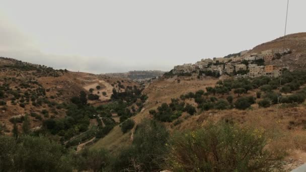 Irak al-Amir, Jordanien - utsikt över bergsraviner från en byväg — Stockvideo