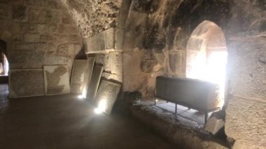 Ajloun, Ürdün - eski şatonun 8. bölümünde aydınlatma olan taş odalar