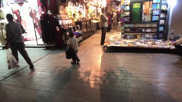 Amman, Jordan - October 15, 2019: tourists walk through the night city along shops — 图库视频影像