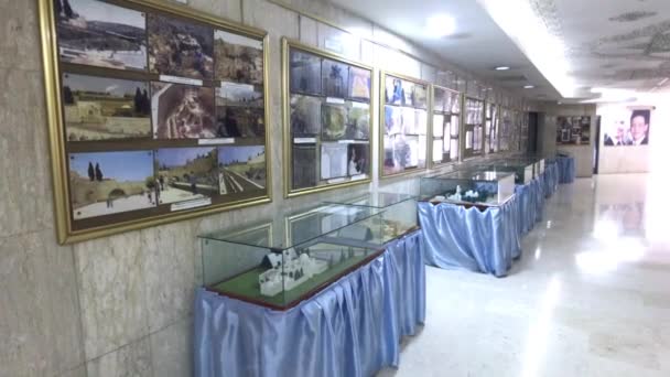 Amman, Jordan - corridors with exhibits King Abdullah Mosque part 1 — Stock Video