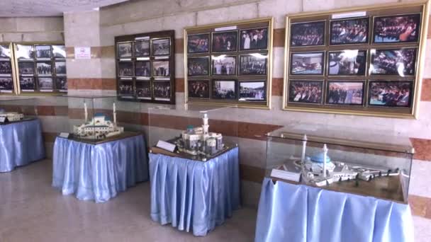 Ammán, Jordania - corredores con exposiciones Mezquita Rey Abdullah — Vídeos de Stock