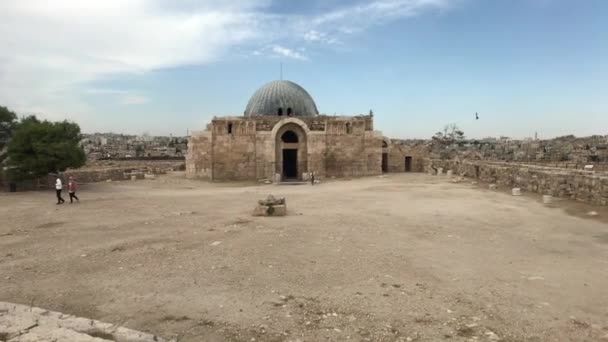 Amman, Jordan - October 15, 2019: tourists walk through the ruins of the citadel part 2 — Stock Video