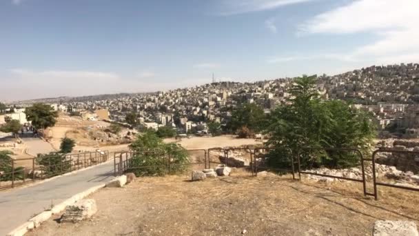 Amman, Jordanien - Utsikt över staden från höjden av citadellet del 6 — Stockvideo