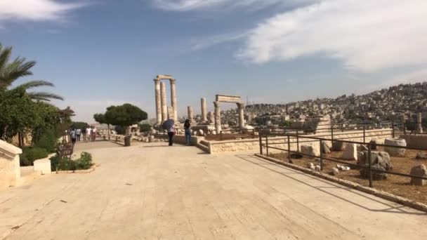 Amman, Jordanie - 15 octobre 2019 : les touristes font le tour de la citadelle partie 6 — Video