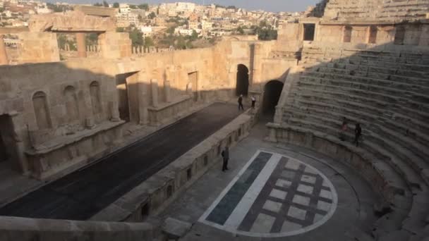 Jerash, Jordanië - 15 oktober 2019: toeristen inspecteren de ruïnes van oude gebouwen deel 1 — Stockvideo