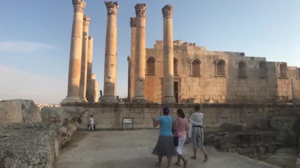 Jerash, Jordan - 2019. október 15.: a turisták átsétálnak a régi város romjain — Stock videók