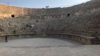 Jerash, Ürdün - 15 Ekim 2019: turistler eski şehrin kalıntıları arasında yürüyorlar.