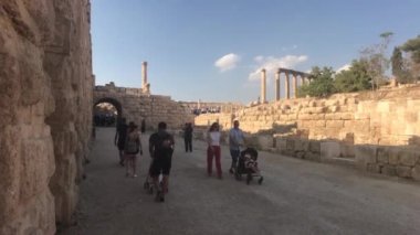 Jerash, Ürdün - 15 Ekim 2019: Turistler eski şehrin kalıntıları arasında yürüyorlar.