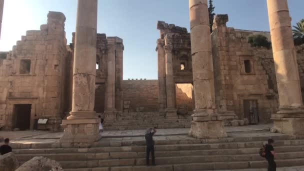 Jerash, Jordania - 15 października 2019: turyści przechadzają się po ruinach starego miasta część 7 — Wideo stockowe