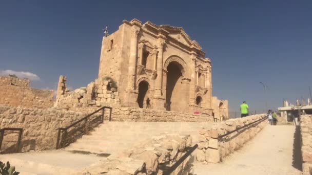 Jerash, Jordanië - 15 oktober 2019: toeristen lopen over stenen wegen deel 6 — Stockvideo