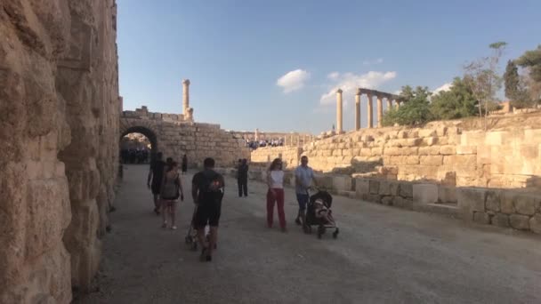Jerash, Ιορδανία - 15 Οκτωβρίου 2019: οι τουρίστες περπατούν μέσα από τα ερείπια της παλιάς πόλης μέρος 10 — Αρχείο Βίντεο