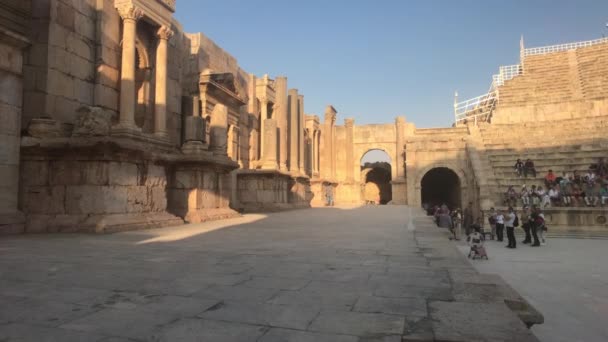 Jerash, Jordanië - 15 oktober 2019: toeristen lopen door de ruïnes van de oude stad deel 3 — Stockvideo