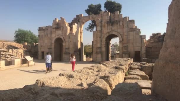 Jerash, Jordan - 15 жовтня 2019: туристи проходять через руїни старої частини міста 13 — стокове відео