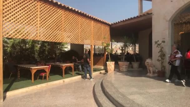Jerash, Jordania - 15 de octubre de 2019: los turistas en el restaurante parte 2 — Vídeos de Stock