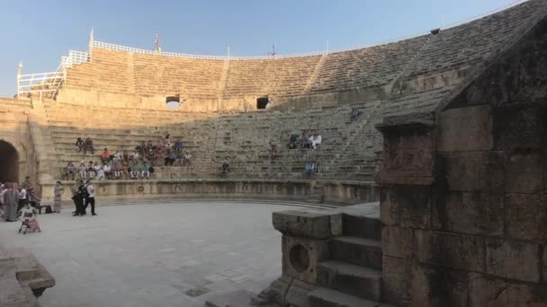 Jerash, Giordania - 15 ottobre 2019: i turisti camminano tra le rovine della città vecchia parte 2 — Video Stock