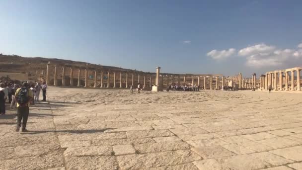 Jerash, Jordania - 15 października 2019: turyści przechadzają się po ruinach starego miasta część 9 — Wideo stockowe