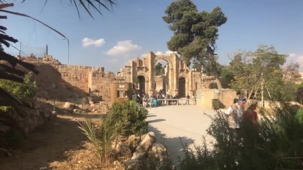 Jerash, Jordánsko - 15. října 2019: turisté procházejí troskami starého města — Stock video
